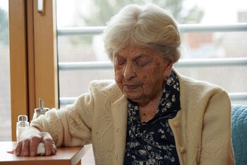 La sobreviviente del Holocausto Raisa Valiushkevych, de 98 años, que recientemente escapó del bombardeo ruso de su ciudad natal, Kiev, asiste a una entrevista de Reuters en Fráncfort, Alemania, el 1 de abril de 2022. REUTERS/Timm Reichert
