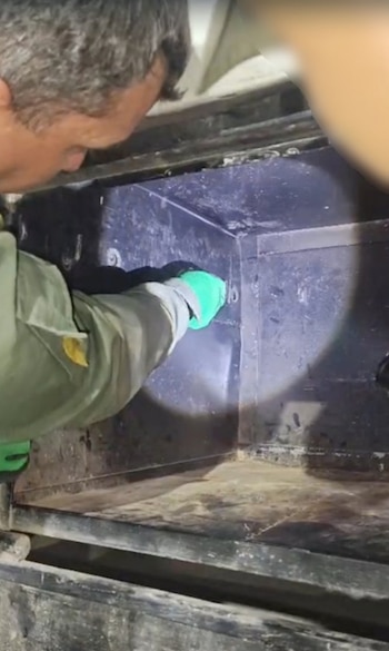 El operativo permitió extraer 32 bultos con hojas de coca en estado natural que estaban disimulados en la estructura del camión