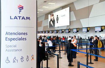 Pasajeros acuden a aeropuerto Jorge