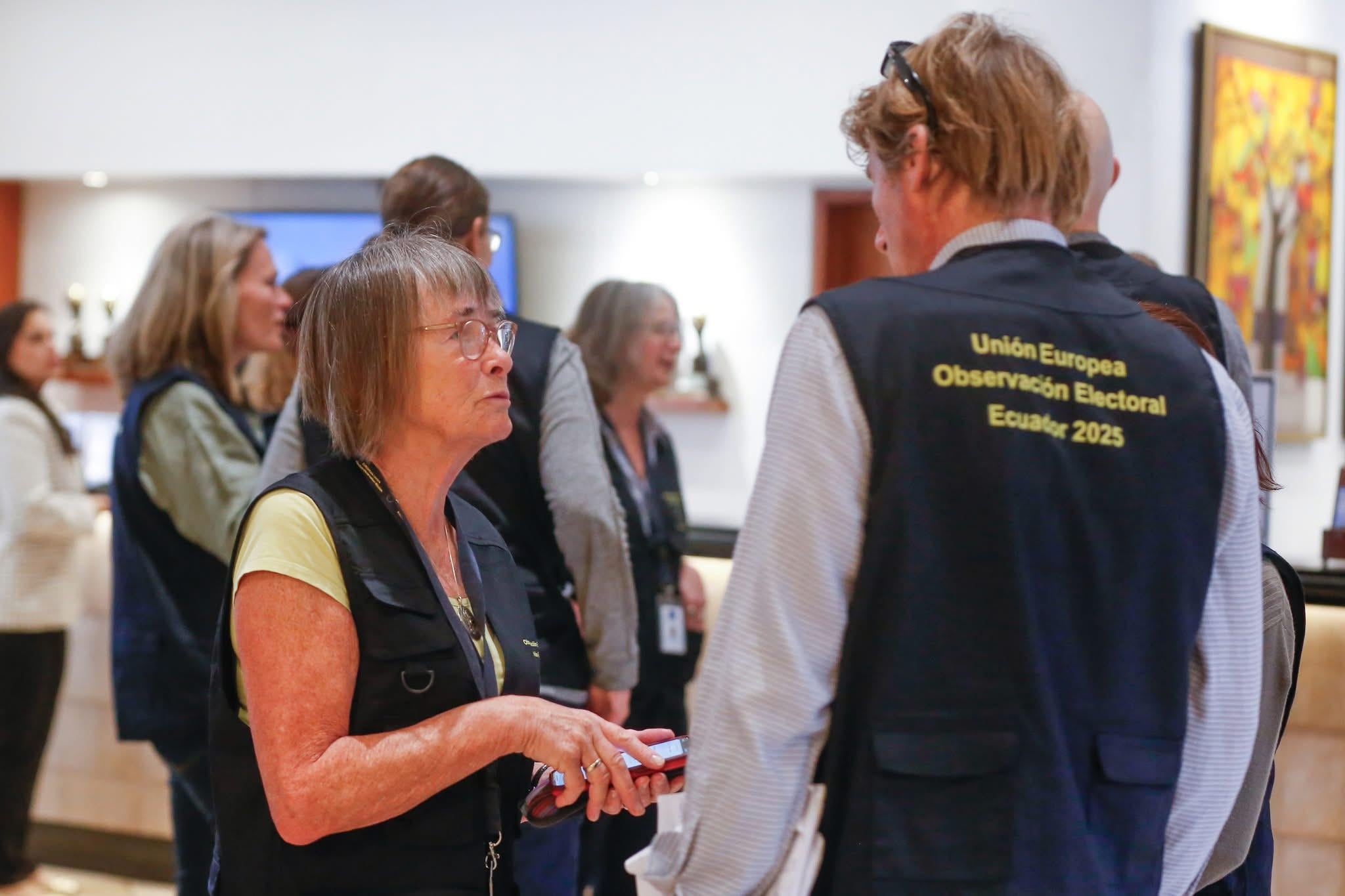Miembros de la Misión de Observación Electoral de la UE se preparan para monitorear el desarrollo de la jornada electoral en la capital en noviembre de 2025. (MOE UE)
