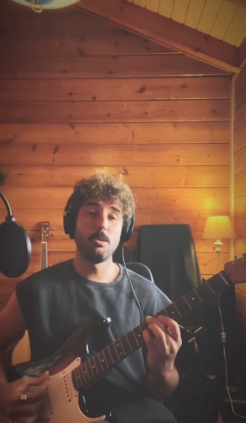 Cosme Daniel en la cabaña de Antonio Flores (Instagram)