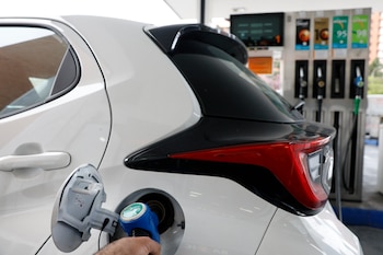 Un vehículo repostando en una