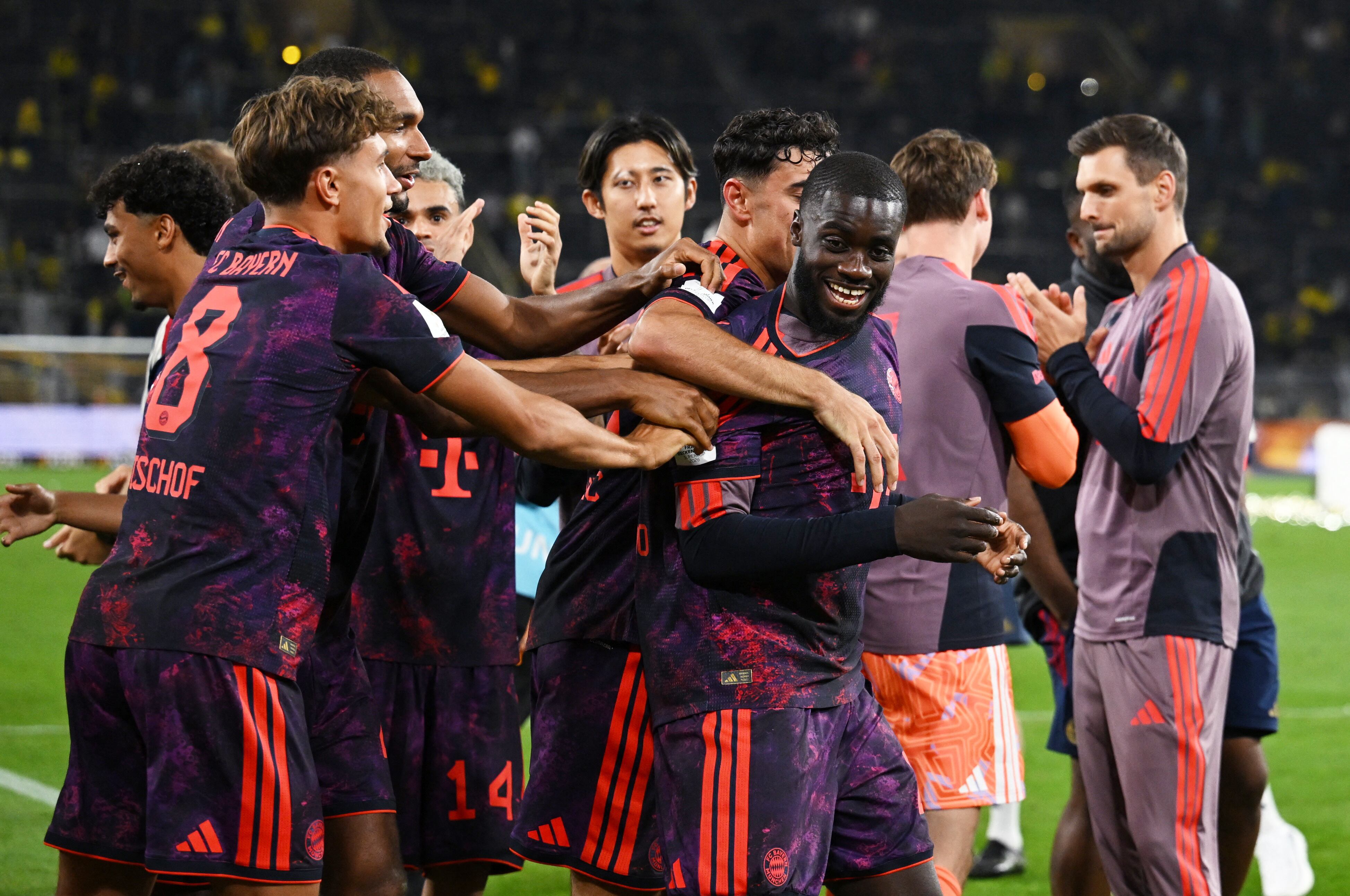 Jonathan Tah, Tom Bischof y Dayot Upamecano, del Bayern Múnich, celebran tras ganar la final de la Supercopa DFL-crédito Teresa Kroeger/REUTERS