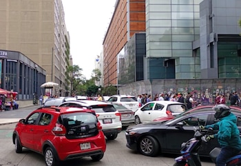 La presencia de manifestantes provoca el cierre de Avenid Juárez.
Crédito: X/ @OVIALCDMX