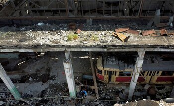 Un tranvía dañado en un