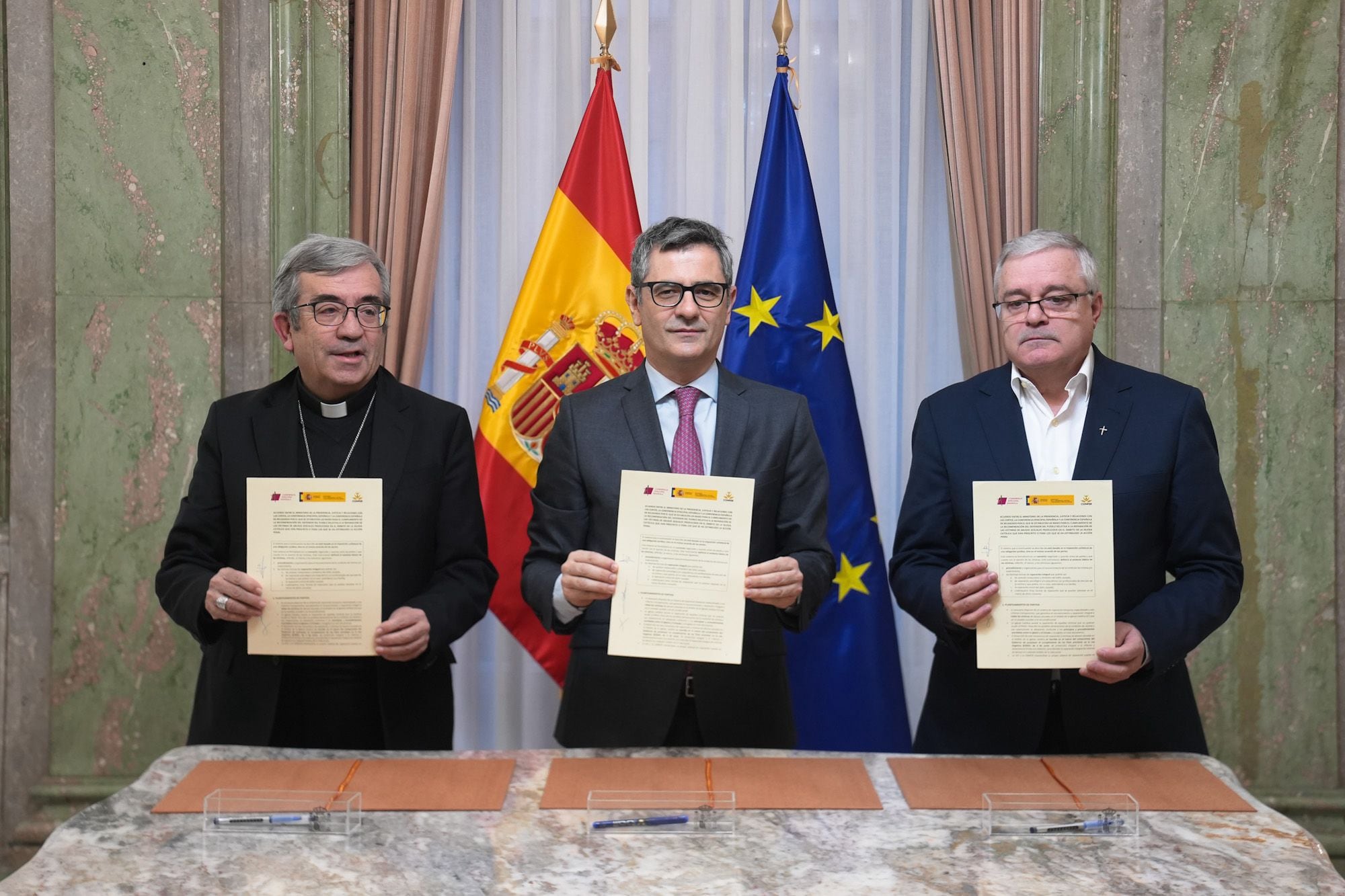 Firma del acuerdo sobre el sistema de reparación y reconocimiento a las víctimas de abusos sexuales en el ámbito de la Iglesia católica el pasado 8 de enero. (Raúl Salgado)