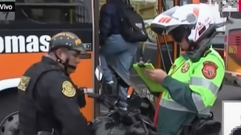 Policía de tránsito multa a