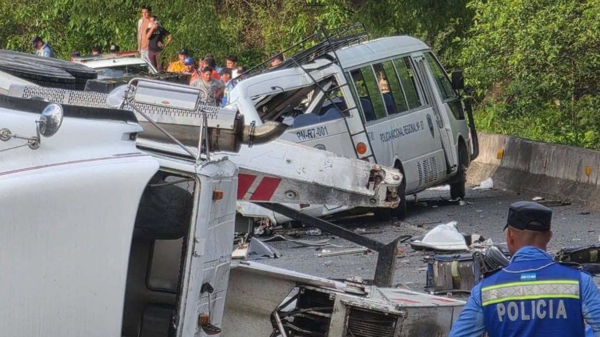 Siete agentes de la Policía Nacional murieron tras el impacto entre la grúa y el autobús policial. (FOTO: Hondudiario)
