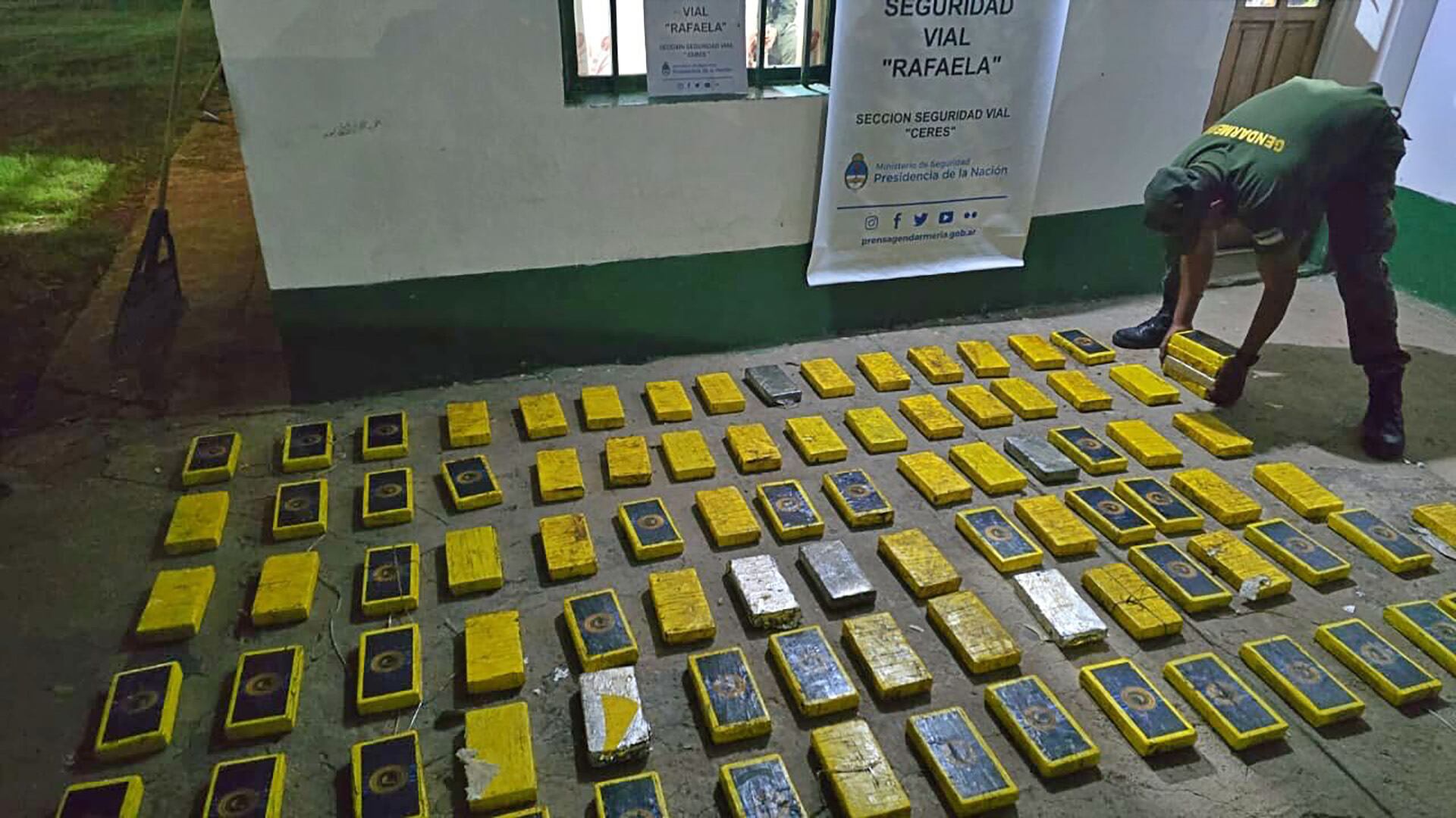 Los 100 panes de cocaína hallados en la parte trasera del auto