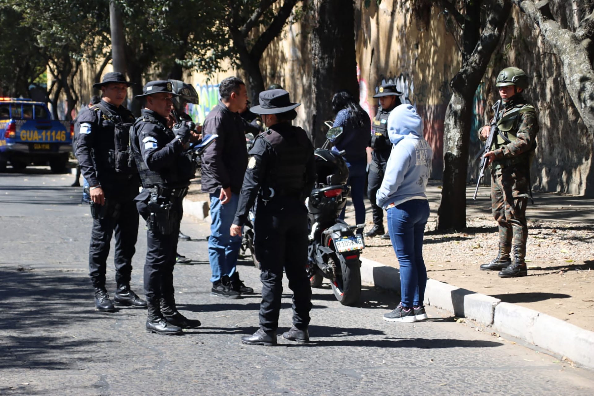 Agentes de la Policía Nacional Civil y personal militar realizan operaciones de seguridad en Ciudad de Guatemala como parte del plan de Semana Santa 2026.