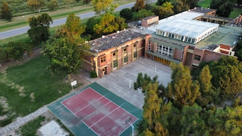 El asesinato en la escuela de San Cristóbal: las dos hipótesis que los vecinos discuten en voz baja y las que evalúa la Justicia