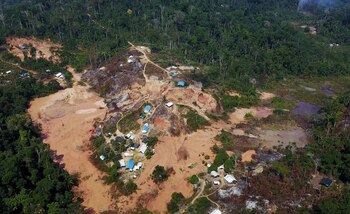 Una fotografía aérea de una mina de oro en la frontera entre Brasil y Venezuela (REUTERS/Nacho Doce)