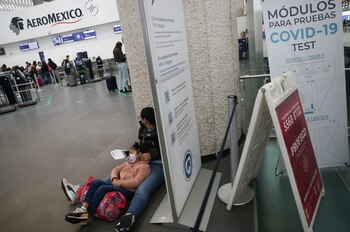 Los pasajeros descansan mientras esperan