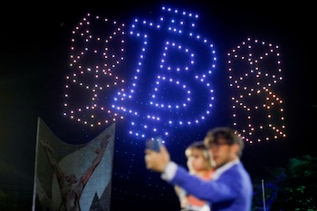 Eric Gravengaard, CEO y fundador de la compañía Anthena Bitcoin, al realizar una operación de prueba en un cajero automático para transacciones en bitcoin, en San Salvador (El Salvador). (EFE/Rodrigo Sura/Archivo)