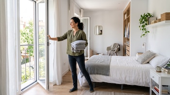 Seis objetos que conviene sacar del dormitorio antes del verano para ganar espacio y adaptarlo al calor