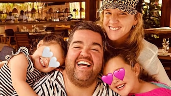 Darío Barassi y la crianza con su esposa de sus hijas: “La paternidad no es ayudar, es repartir la carga y hacerse cargo”