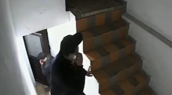 Los delincuentes accedieron a la vivienda en ausencia de los propietarios y usaron varias llaves para abrir la puerta principal - crédito captura de pantalla/Noticias Caracol