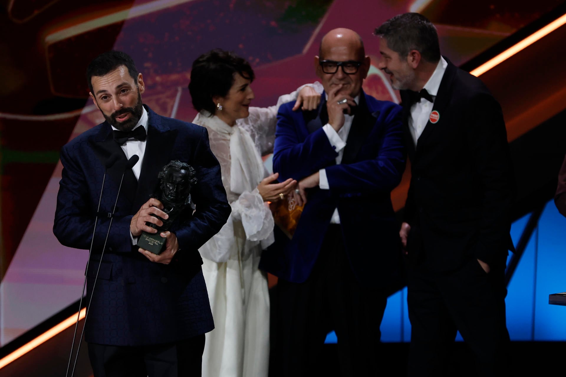 BARCELONA, 28/02/2026.- El realizador Carlo D´Ursi gana el Goya a mejor corto documenta por su trabajo ´El Santo´, durante la ceremonia de entrega de los Premios Goya en su 40 edición, este sábado en el Auditorio Fórum CCIB de Barcelona. EFE/Alberto Estévez