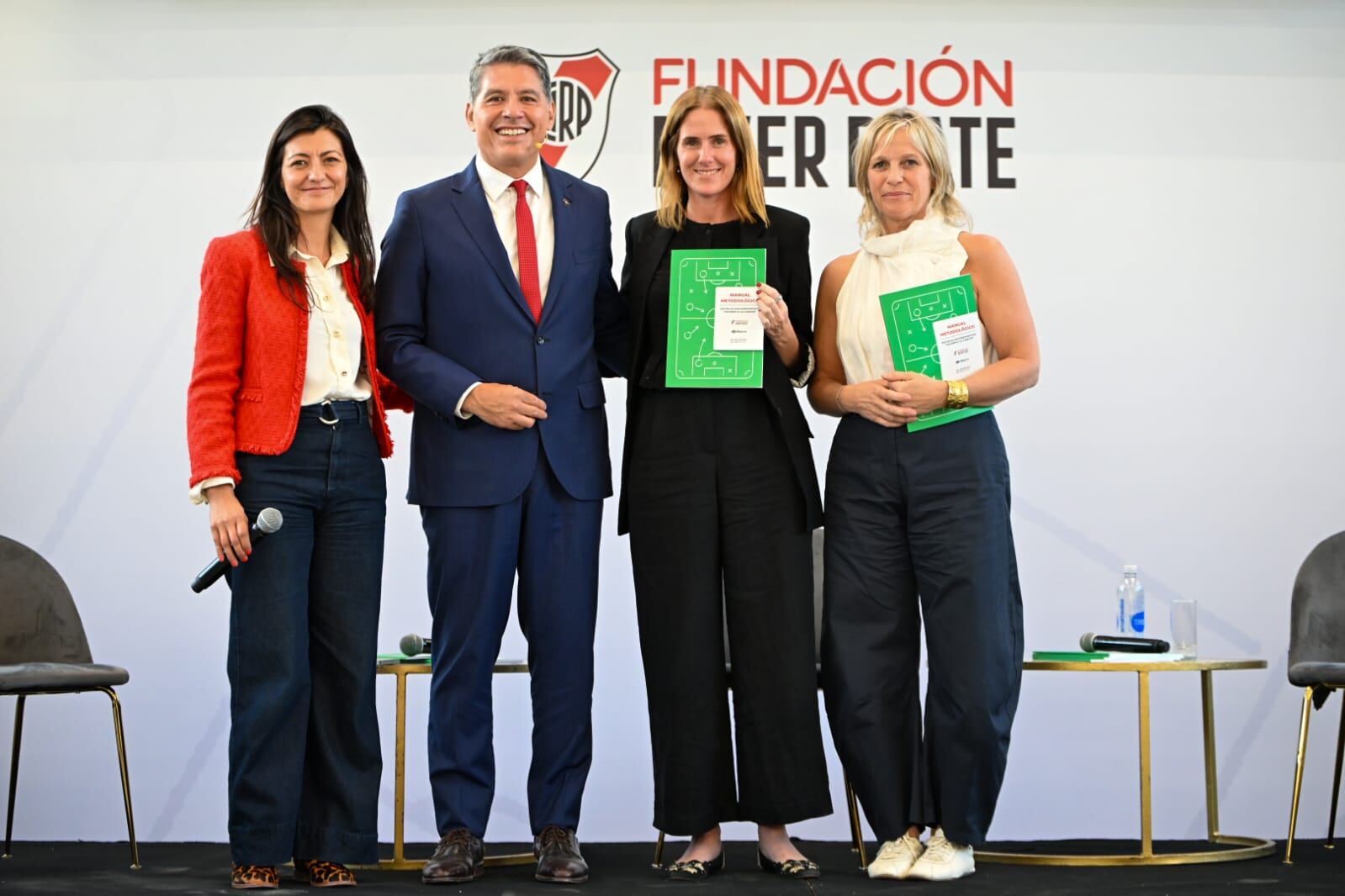 La presentación, realizada en el Club Atlético River Plate, contó con la presencia de Mercedes Miguel, ministra de Educación de la Ciudad; Clara D’Onofrio, presidenta de Fundación River; Lucía De la Vega, directora ejecutiva de Fundación River; y la moderación del periodista Guillermo Lobo