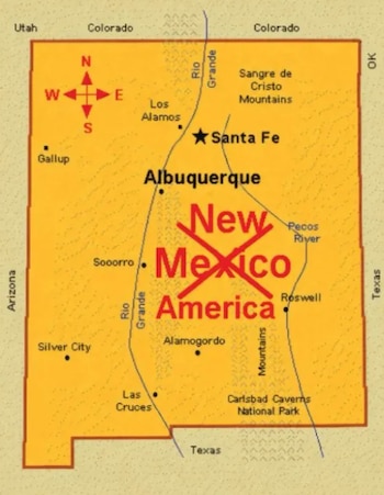 Mapa en tonos amarillos del estado de Nuevo México con la palabra Mexico tachada por una cruz roja y la palabra America debajo