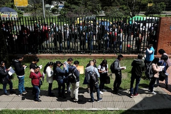 Foto de archivo. Personas hacen