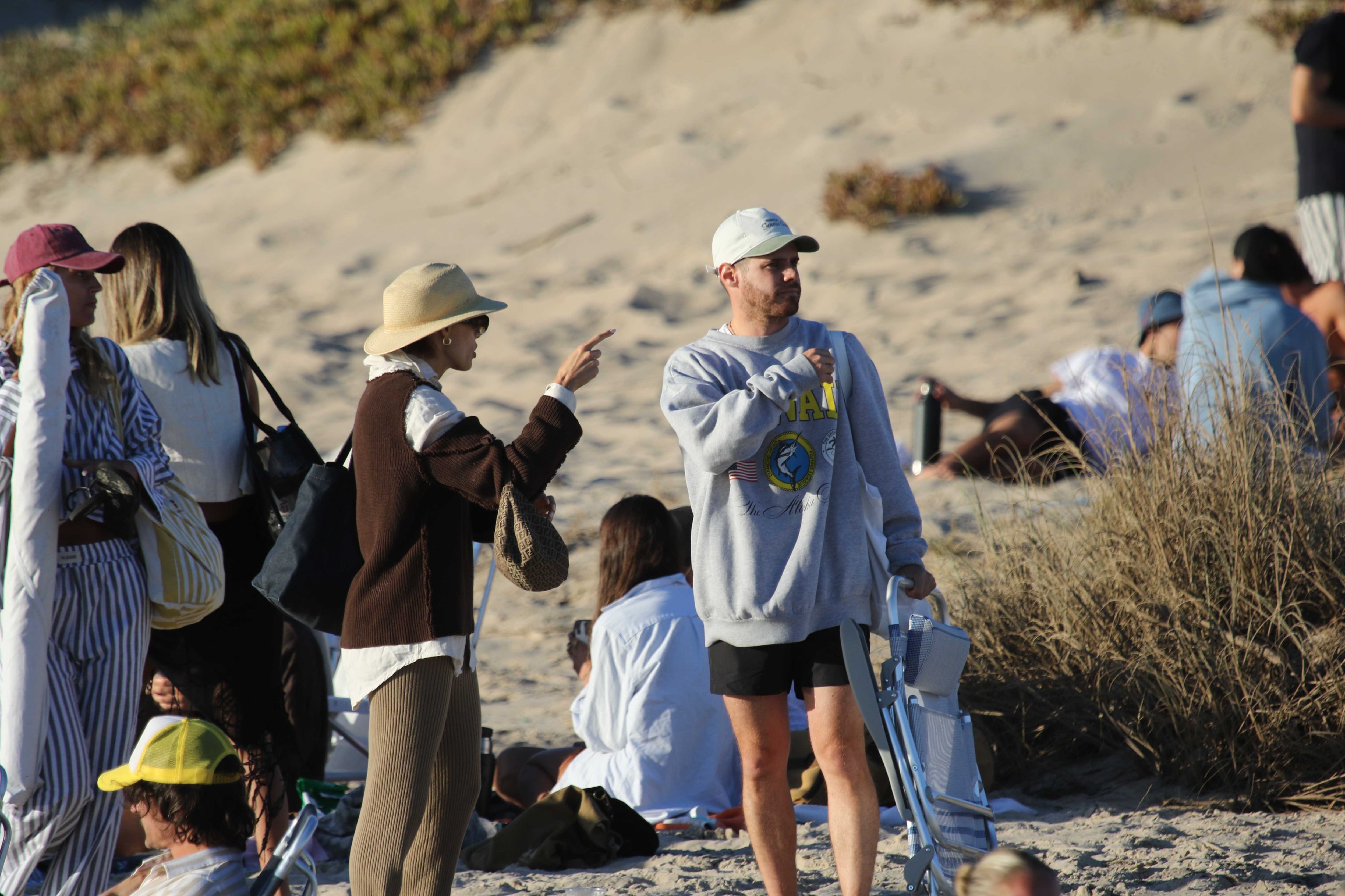 Traje de baño, buzo oversize y gorrita fueron los elegidos por Soffritti