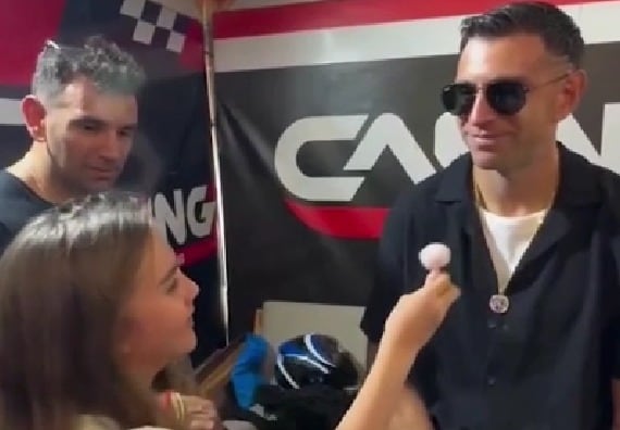 Micaela Carinelli, de 11 años, entrevistó a Emiliano Dibu Martínez durante el evento de homenaje a Lionel Messi (captura de video)