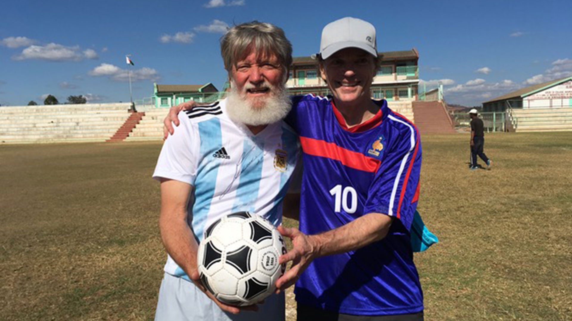 Siempre que viene a Argentina, va a la cancha. Hincha de la Selección