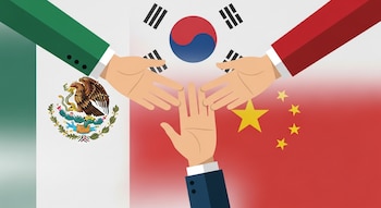 Ilustración plana de tres manos estilizadas de México (manga verde), Corea del Sur (manga azul) y China (manga roja) acercándose, sobre sus banderas difuminadas.