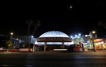 El Cinerama Dome era uno de solo tres cines del mundo con un sistema de tres proyectores cuando cerró en 2021 (REUTERS/Mario Anzuoni).
