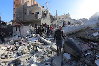 Palestinos buscan sobrevivientes en un edificio destruido en Gaza (
Europa Press/Naaman Omar)