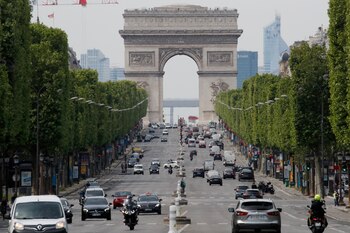 Los parisinos abandonan Champs-Elysees por