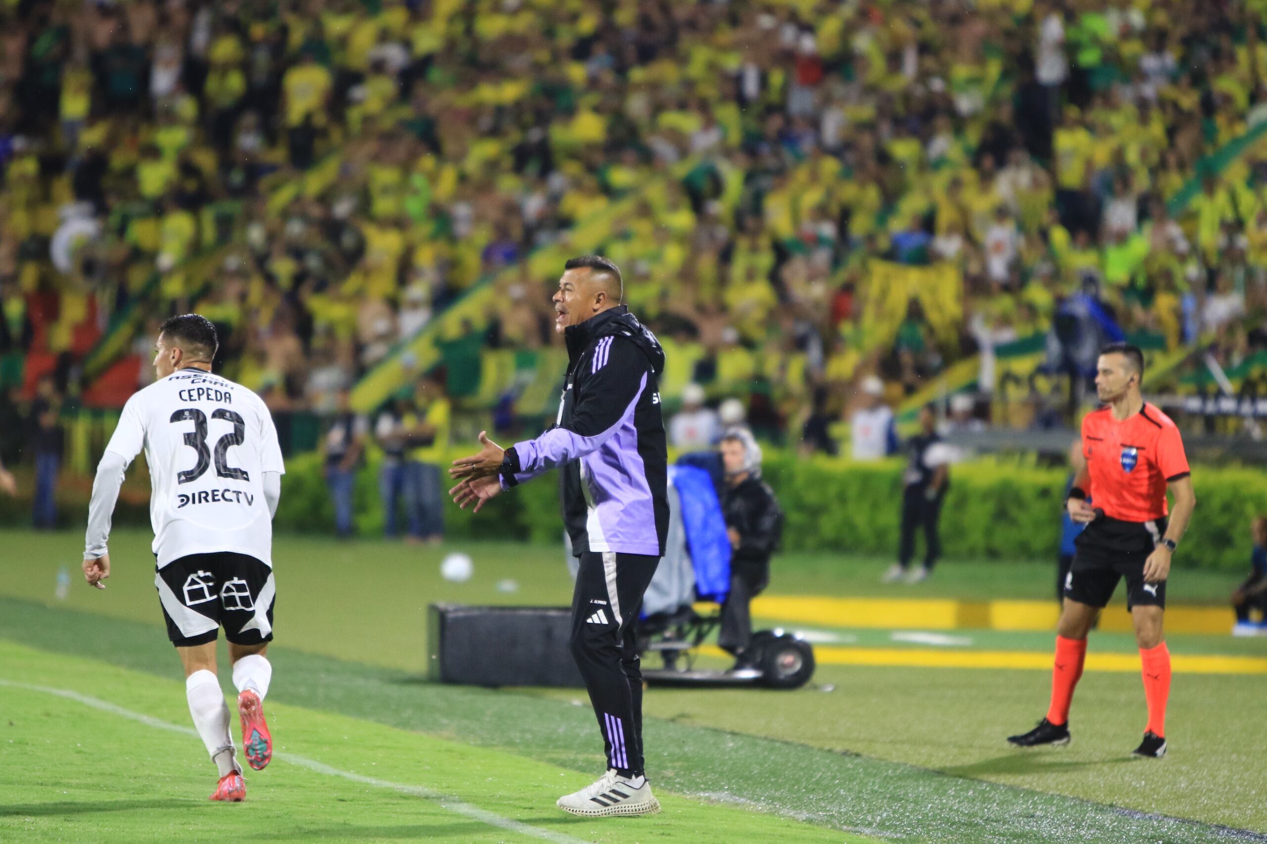 Debido a los malos resultados a nivel local y en Copa Libertadores, la dirigencia de Colo Colo quiere acordar la salida de Jorge Almirón, que por ahora sigue en el cargo - crédito Colprensa