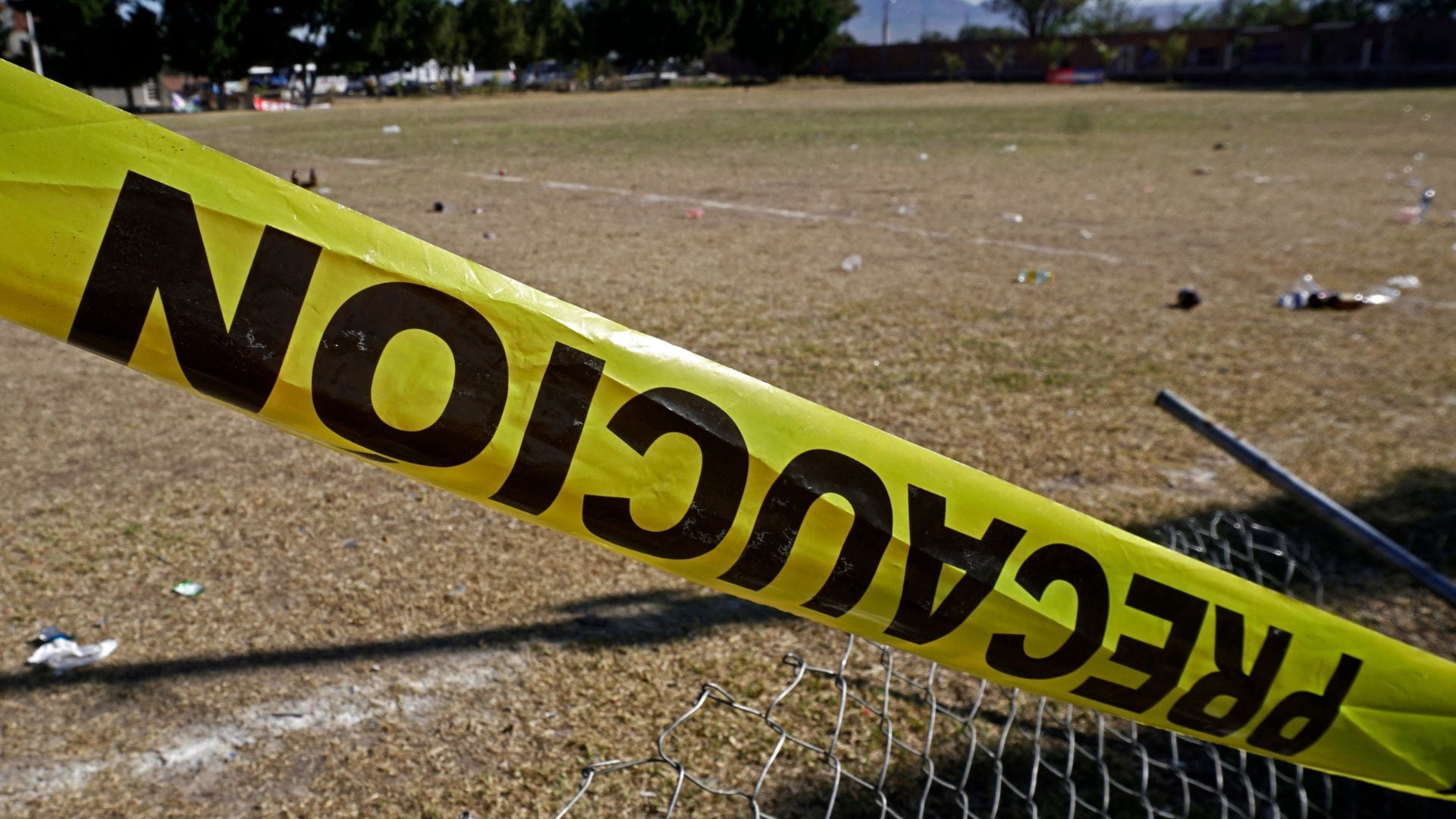 El campo de futbol de Loma de Flores, en Salamanca, quedó convertido en escenario de una de las peores masacres recientes en Guanajuato. (Mario Armas / AFP)