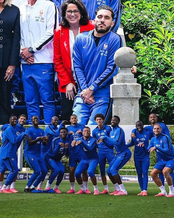 El gesto del jugador se replicó entre compañeros tras un entrenamiento y saltó a Internet con ediciones en baños, aviones y supermercados, una señal temprana del clima distendido que rodea a Francia antes del torneo - crédito @MotivacionesF/X