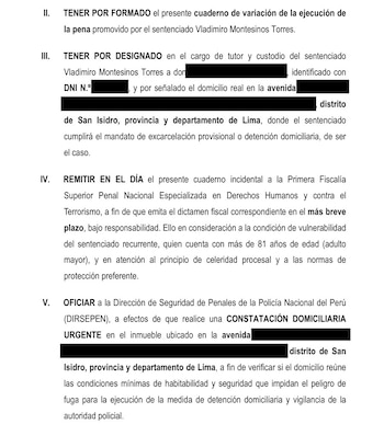 Texto de una resolución judicial con párrafos numerados y líneas con nombres y direcciones cubiertos por rectángulos negros