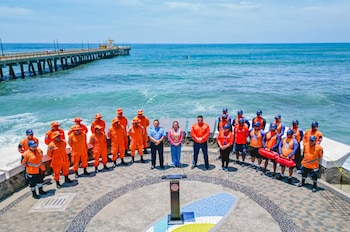 Integrantes del Sistema Nacional de Protección Civil durante la presentación del balance preliminar de emergencias en el marco del Plan Vacaciones Agostinas, en la zona costera de El Salvador (Cortesía: Secretaría de Prensa).