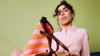 Zoe Hochbaum será la protagonista del universo digital de Cher: 25 años de una marca que reúne moda y talento