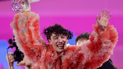 El cantante Nemo recibió una bienvenida de héroe en Suiza tras ganar Eurovisión: “Rompí el código y el trofeo”