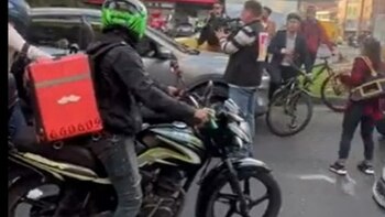 Conductor señalado de embestir a