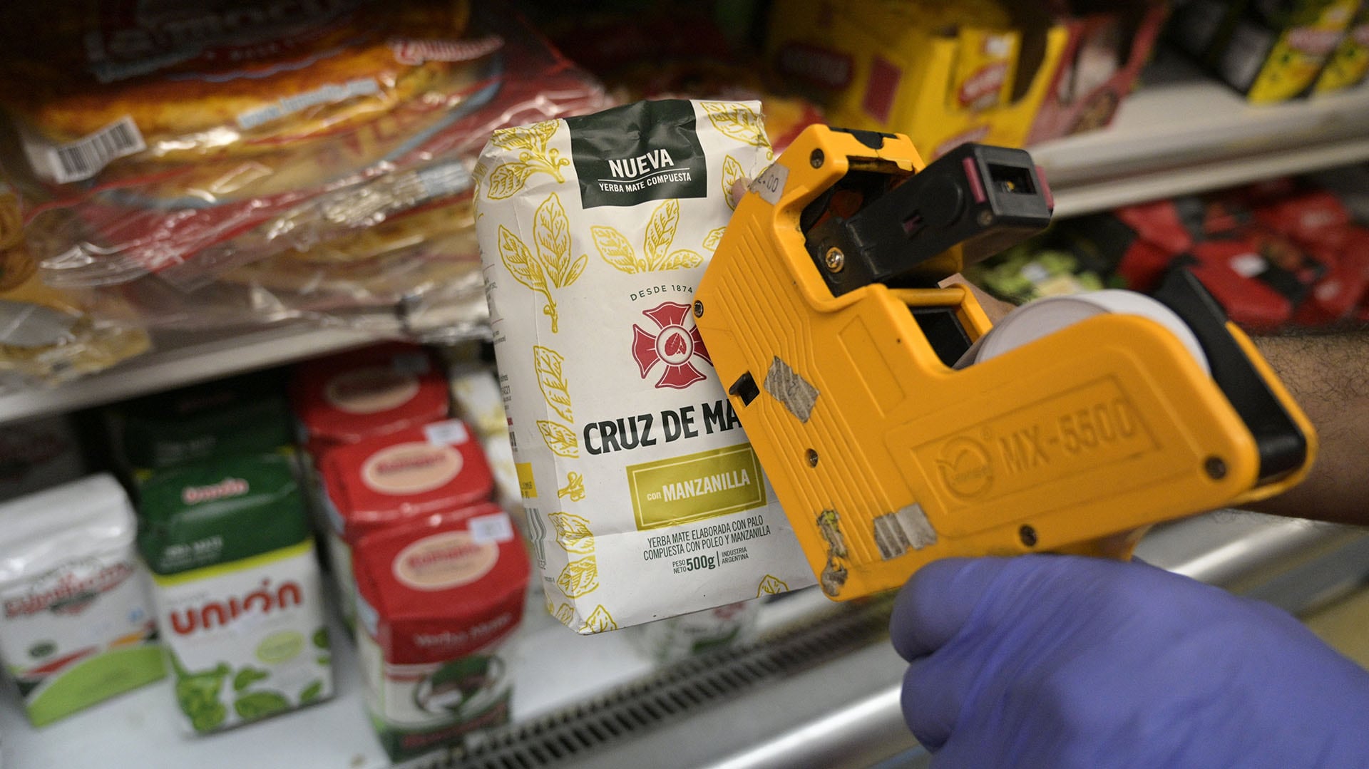 El uso de datos de códigos de barras y terminales de venta permite una medición de la inflación más puntual y exacta, según el análisis del FMI. (AFP)