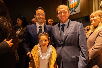 Juan Pablo Valdés junto al intendente Emilio Nicolás, en la celebación del aniversario de la ciudad de Ituzaingó