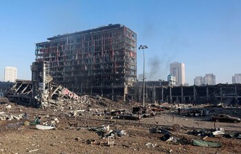 El lugar de un bombardeo de un centro comercial situado en el distrito Podilskyi de Kiev, mientras continúa la invasión rusa de Ucrania, en Kiev, Ucrania, 21 de marzo de 2022. REUTERS/Serhii Nuzhnenko
