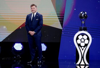 La primera y única vez que Colombia ganó la Copa Sudamericana fue en 2015, cuando Santa Fe derrotó desde la vía del punto penal a Huracán - crédito César Olmedo / REUTERS