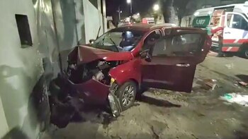 Un auto se estrelló contra