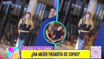 El acompañante de Gia Meier permaneció a su lado mientras ambos esperaban un taxi. Willax TV