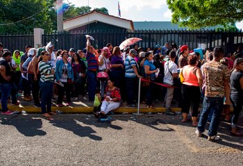 Para ayudar a convencer a los jóvenes de que vale la pena no correr el riesgo de migrar sin papeles, estos tendrán acceso a un fondo de 15,2 millones de dólares administrados por Children Believe, a través del proyecto Confío, para ciudadanos de El Salvador, Guatemala, Honduras, México y Nicaragua, indicó la ONG. EFE/Jorge Torres/Archivo