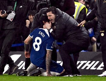Así celebraron Mauricio Pochettino y Enzo Fernández el triunfo agónico, tras una avivada del mediocampista argentino (REUTERS/Dylan Martinez)