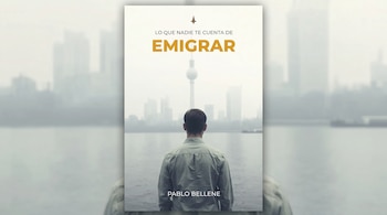 Portada de un libro que muestra un hombre de espaldas frente a una ciudad con una torre de televisión, un río y el título "Lo que nadie te cuenta de Emigrar".