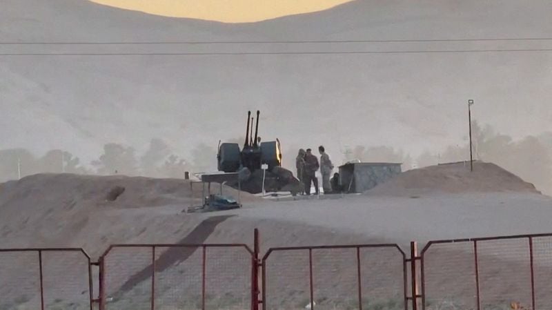 Personal militar monta guardia en una instalación nuclear en la zona de Zardanjan, en Isfahan (Irán), el 19 de abril de 2024, en esta captura de pantalla tomada de un vídeo. WANA (Agencia de Noticias de Asia Occidental) vía REUTERS